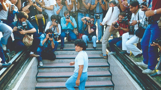 FOTO & VIDEO | Ultraşii lui Napoli, omagiu pentru Diego Maradona. Au înconjurat cu torţe stadionul care va purta numele lui "El Pibe d'Oro". Gest SUPERB al jucătorilor
