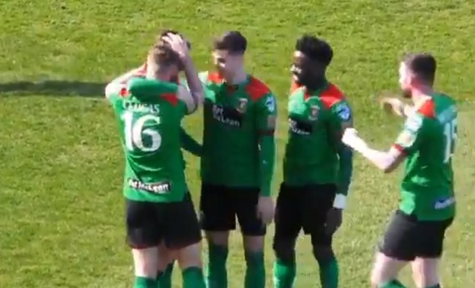 VIDEO A marcat de la mijlocul terenului cu capul! Reuşită fabuloasă a lui Rory Donnelly în Irlanda de Nord