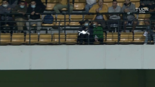 FOTO | Startul meciului Moldova - Austria, întârziat jumătate de oră din cauza unei drone cu care se juca un copil!