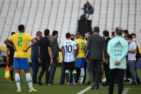 Scene ireale în Brazilia - Argentina! Autorităţile au oprit meciul pentru că patru fotbalişti argentinieni ar fi încălcat protocolul medical. Meciul a fost suspendat