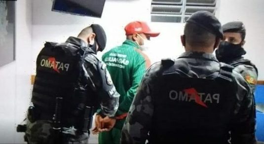 VIDEO | Ultimă oră! Un jucător brazilian a fost "săltat" de poliţie de pe teren, după ce a bătut un arbitru
