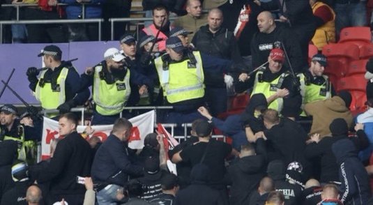 VIDEO | Bătaie generală la meciul Anglia-Ungaria! Fanii maghiari i-au făcut pe poliţişti să se retragă de pe stadion, după gestul de îngenunchere de la începutul meciului