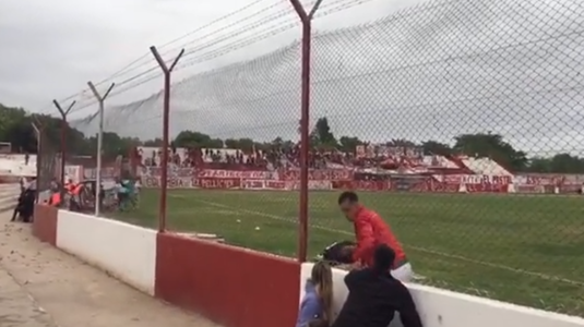 VIDEO Momente de groază! Fanii l-au împuşcat pe antrenor după o decizie luată de acesta chiar în timpul meciului
