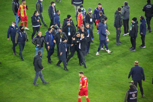 Haos total în Turcia, la meciul lui Şumudică! Preşedintele de la Malatyaspor a intrat pe teren să agreseze arbitri! Imagini virale cu antrenorul român | FOTO & VIDEO