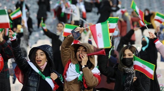 Femeile au revenit pe un stadion de fotbal în Iran. La ce măsuri speciale au fost supuse acestea în timpul partidei care le-a dus naţionala la Cupa Mondială