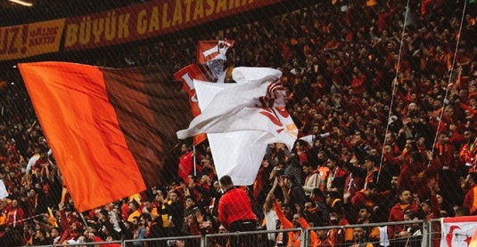 Soluţia care-i înfierbântă pe fani: Galatasaray vrea un antrenor român pe bancă! Echipa noului preşedinte îl doreşte pentru a-i antrena pe Moruţan şi Cicâldău