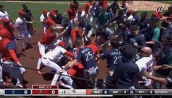 Suspendări pentru 12 persoane după o bătaie generală la un meci din MLB | VIDEO