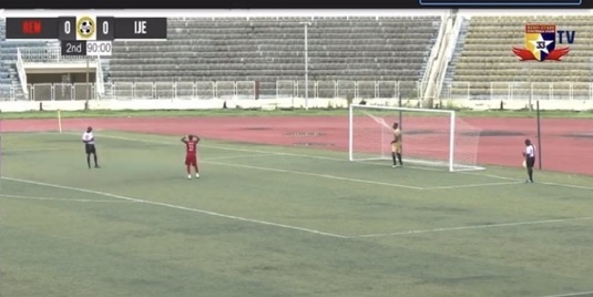 Momente penibile la un meci din Nigeria! Un fotbalist a trimis mingea în altă direcţie faţă de poartă din penalty. Portarul a stat nemişcat la o altă execuţie