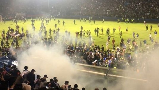 UPDATE | Tragedie în fotbal! Creşte numărul victimelor după ce iniţial s-au anunţat 127 de persoane decedate. Mulţi oameni au fost striviţi şi sufocaţi pe stadion