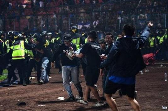 Preşedintele indonezian acordă 3.200 de dolari pentru fiecare victimă decedată în tragedia de pe stadion. Cel puţin 32 de copii, morţi în busculadă