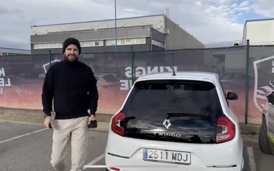 Reacţia lui Pique după melodia Shakirei! Fostul fotbalist şi-a cumpărat un Twingo | VIDEO