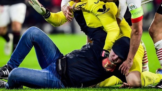 Suporterul care l-a atacat pe portarul echipei FC Sevilla la un meci din Liga Europa a fost condamnat la închisoare. Motivul: a vrut să fie amuzant
