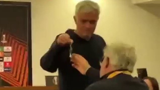 VIDEO Mourinho ”loveşte” din nou. A făcut show cu un jurnalist la conferinţa de presă: "Am un cadou pentru tine, să nu mai plângi" :)