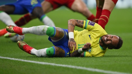 Brazilia, două lovituri dure în aceeaşi zi! Neymar, scos cu targa de pe teren în meciul cu Uruguay | VIDEO