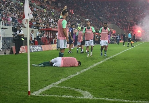 FOTO | Derby-ul Greciei a fost suspendat! O petardă l-a lovit pe Juankar, de la Panathinaikos. Olympiacos abia egalase 