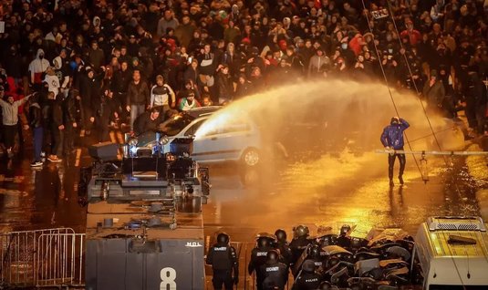 Dezastru la Sofia! Ultraşii au declanşat haosul pe străzi în timpul partidei Bulgaria - Ungaria