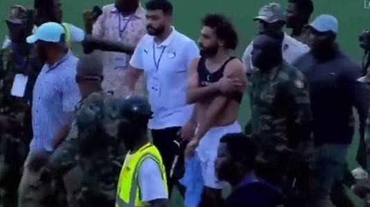 VIDEO | Scene incredibile la meciul Egiptului! Salah, la un pas de a fi atacat de fanii din Sierra Leone. Militarii l-au scos de pe teren