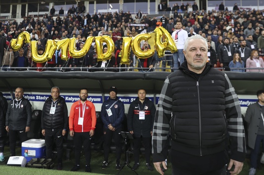 Surpriza zilei. Fanii au pregătit baloane cu numele lui Marius Şumudică pe Gaziantep Stadyumu :)