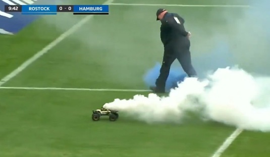 Incident în liga a doua germană! Meciul Hansa Rostock - Hamburger SV, întrerupt din cauza unor maşinuţe cu fumigene care au intrat pe teren | VIDEO