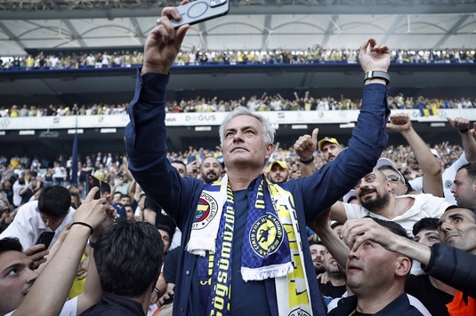 Spectacol la prezentarea lui "The Special One"! Jose Mourinho a semnat cu Fenerbahce pe stadion, în faţa a peste 45.000 de fani | VIDEO