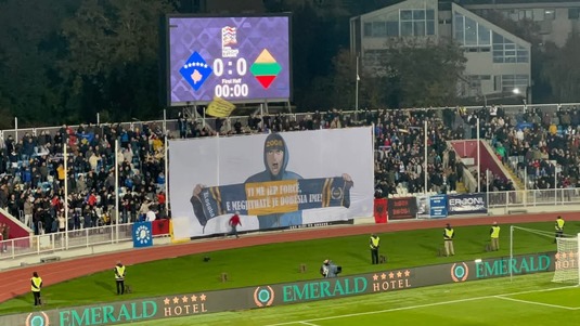 Mesajul afişat de ultraşii kosovari, încă din primul minut al meciului cu Lituania din Nations League