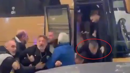 VIDEO | Imagini incredibile! Răzvan Lucescu a căzut din autocar, după un incident cu fanii lui AEK. Teoria lansată de antrenorul român