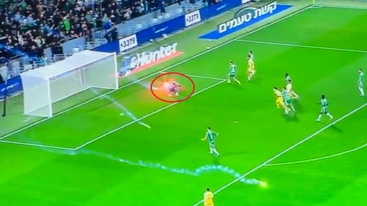 VIDEO | Imagini şocante în Israel! Fanii au aruncat cu petarde în propriul jucător, iar echipa a fost la un pas să primească gol. Partida a fost abandonată