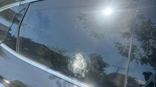 Caz incredibil. Jucătorii unei echipe importante au fost ţinta unui jaf armat. Patru gloanţe au lovit maşina unui jucător