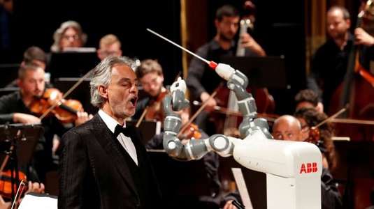 Legendarul Andrea Bocelli va cânta noul imn al echipei unde evoluează trei fotbalişti români: "Tenorul a decis să aducă un omagiu clubului"