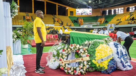 Imagini emoţionante. Aaron Boupendza a fost repatriat în Gabon şi înmormântat la o lună de la moartea sa