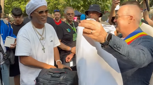 Ronaldinho a ajuns la Cluj-Napoca! Starul brazilian, întâmpinat de primarul Emil Boc | VIDEO 