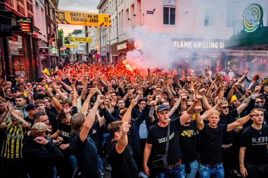 Veste uriaşă pentru fanii unui club de tradiţie din Olanda. Echipa a fost reprimită în liga a doua, deşi falimentul părea iminent