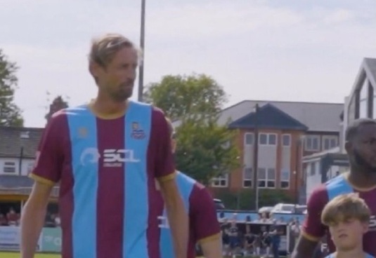 VIDEO | Fabulos! Peter Crouch s-a numărat printre copiii care îi însoţesc pe jucători pe teren. Cum a fost posibil