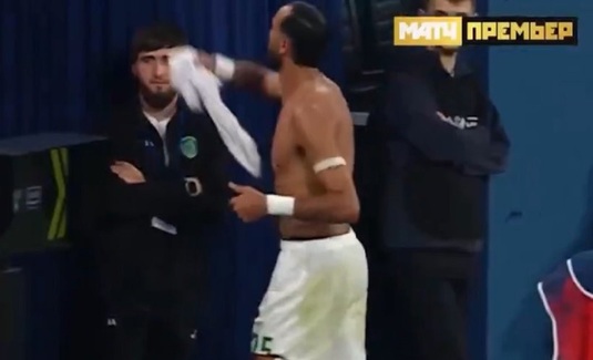 Scenă incredibilă la un meci din Rusia! Un jucător i-a oferit tricoul unui suporter, apoi l-a luat înapoi după decizia arbitrului