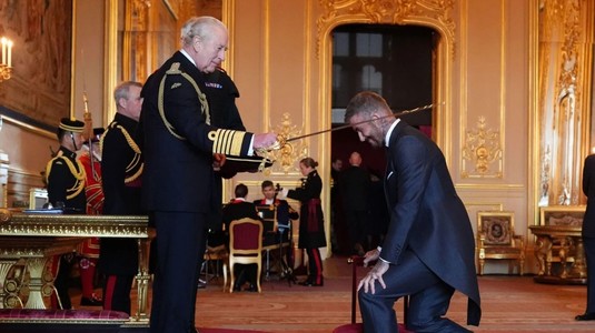 Sir David Beckham. Fostul mare fotbalist, decorat cu titlul de cavaler de regele Charles al III-lea