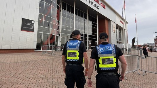Ce pedeapsă au primit trei suporteri englezi care s-au deghizat în stewarzi pentru a asista la un derby