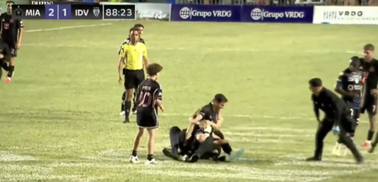 VIDEO | Lionel Messi, probleme pe teren! A fost pus la pământ din cauza unui fan în timpul unui meci amical