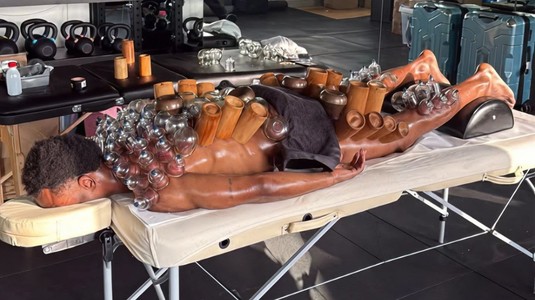 Îl recunoaşteţi? Starul unei echipe de TOP din Europa a apărut acoperit de ventuze, iar imaginea a făcut rapid înconjurul internetului