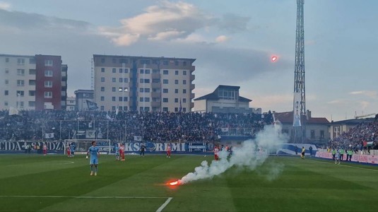 VIDEO | Imagini incredibile la un meci disputat în apropierea României. Oaspeţii au aruncat cu petarde în sectorul gazdelor, iar ultraşii au coborât din tribună