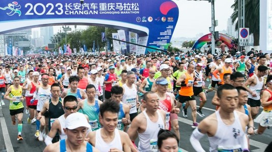 VIDEO | Scene şocante în China! Un oficial de la maratonul din Chongqing, suspendat un an pentru că l-a blocat pe câştigător să treacă linia de sosire