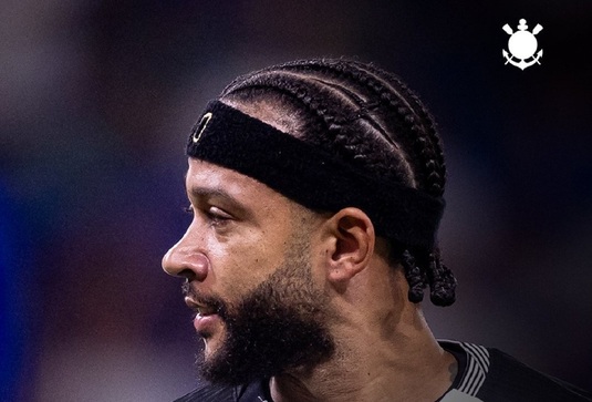 Gest necugetat. Memphis Depay a scos telefonul pe banca de rezerve şi a fost mustrat imediat de cei din jur: “Aş fi putut rămâne în vestiar”