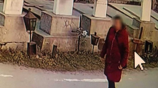  Poliţiştii au stabilit că o femeie a fost cea care a vandalizat crucea de pe mormântul lui Ilie Balaci. Ea este cercetată pentru profanare de morminte