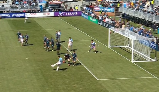 VIDEO | S-a validat primul gol cu „Legea Wenger”! Atacantul nu a fost semnalizat în offside, aşa cum s-ar fi întâmplat în oricare alt campionat