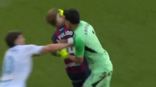 VIDEO | Scene UNICE în fotbalul mondial! Portarul i-a dat un pumn în plină figură unui adversar. Totul s-a întâmplat într-un campionat de TOP din Europa