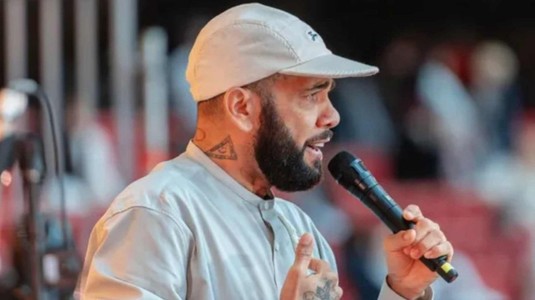 VIDEO | Transformarea incredibilă a lui Dani Alves. După ce a fost închis pentru viol, fostul fotbalist a predicat în faţa a 35 000 de persoane pe stadionul lui Atlético Madrid