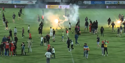 VIDEO | Incredibil! Ultraşii au intrat pe teren şi i-au bătut pe jucători, deşi echipa s-a salvat de la retrogradare. Imagini cu puternic impact emoţional