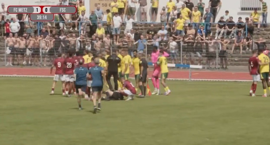 Momente şocante la un amical! Arbitră lovită în plin în timp ce încerca să oprească o bătaie | VIDEO