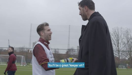 VIDEO | Gheorghe Mureşan, în vizită la West Ham United. Cum au reacţionat fotbaliştii englezi