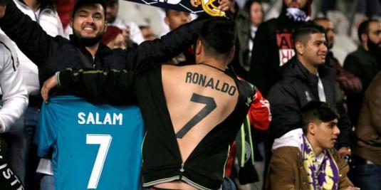 VIDEO | Îl iubeşte atât de mult pe Ronaldo încât şi-a tatuat numele şi numărul portughezului pe spate. Cum a reacţionat CR7
