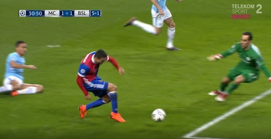 VIDEO | Putea să fie meciul carierei cu City, dar s-a speriat când a rămas singur cu portarul! :) Cum a ratat un jucător de la FC Basel